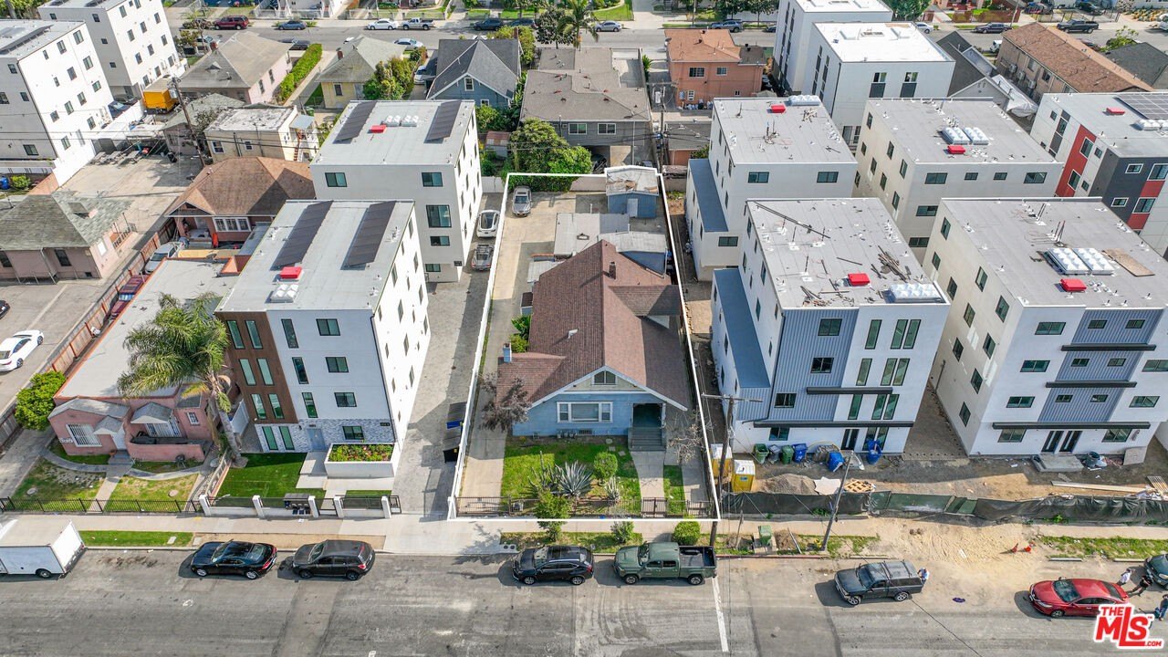 1318 W 35th Pl